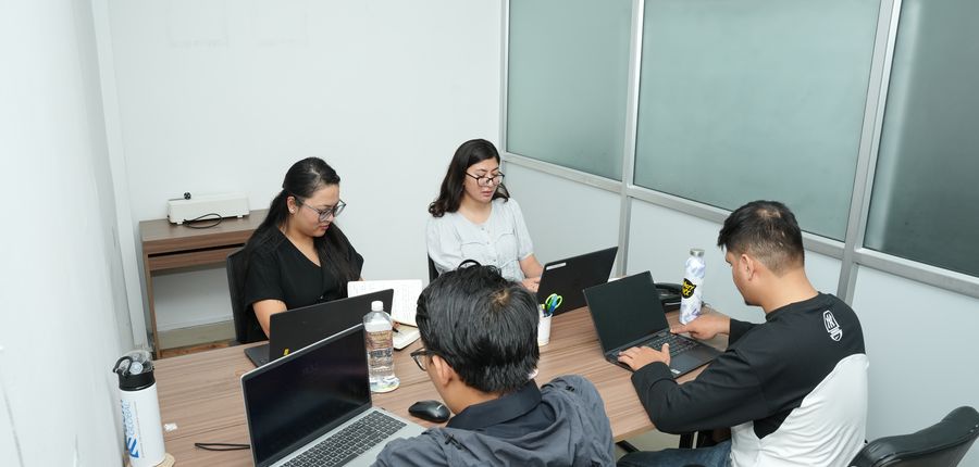 A team working in the Begnas cabin at Stratex
