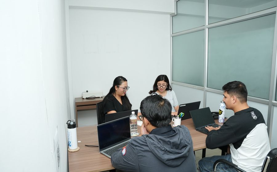 A small team collaborating in the Begnas cabin